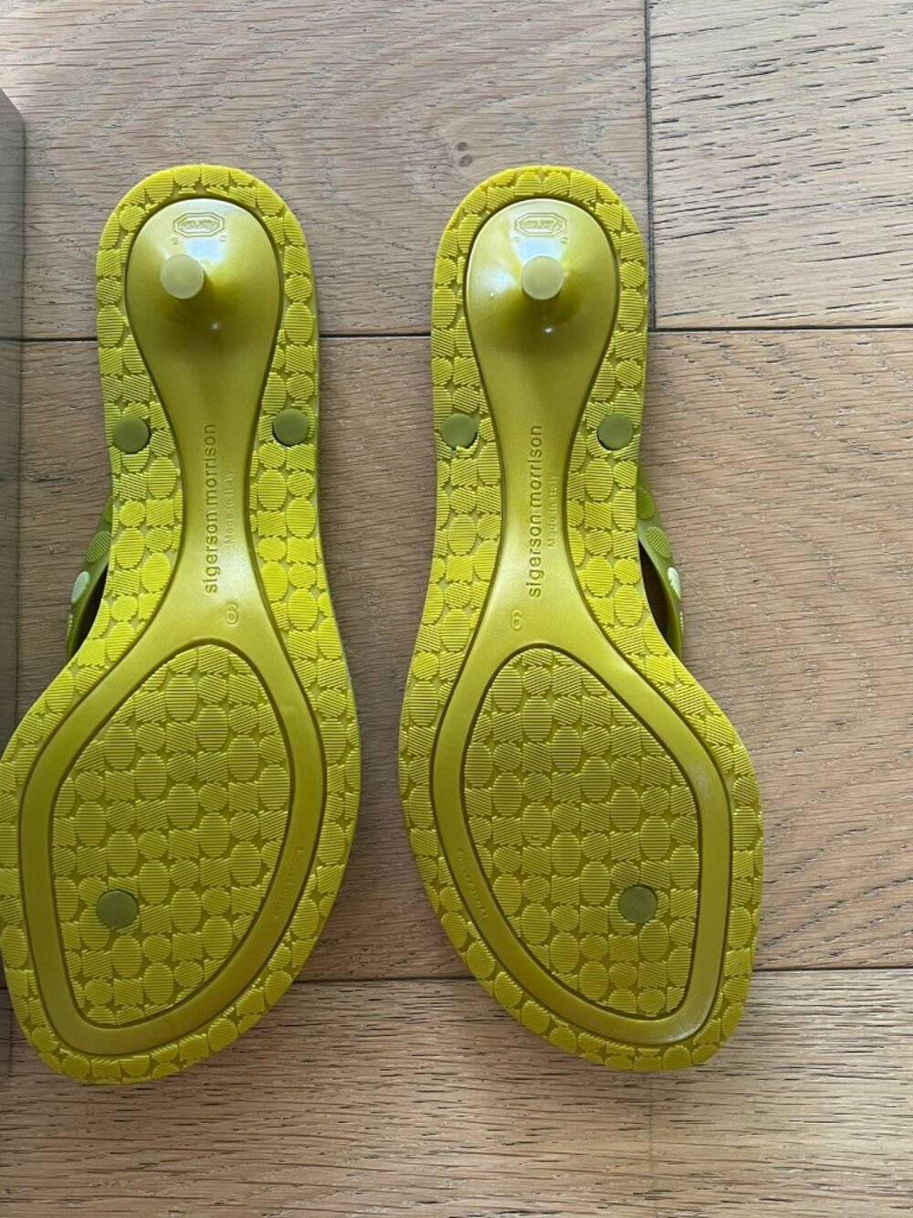 Sigerson Morrison Lime Green Thong Sandals - Size 9, - Picture 3 of 5